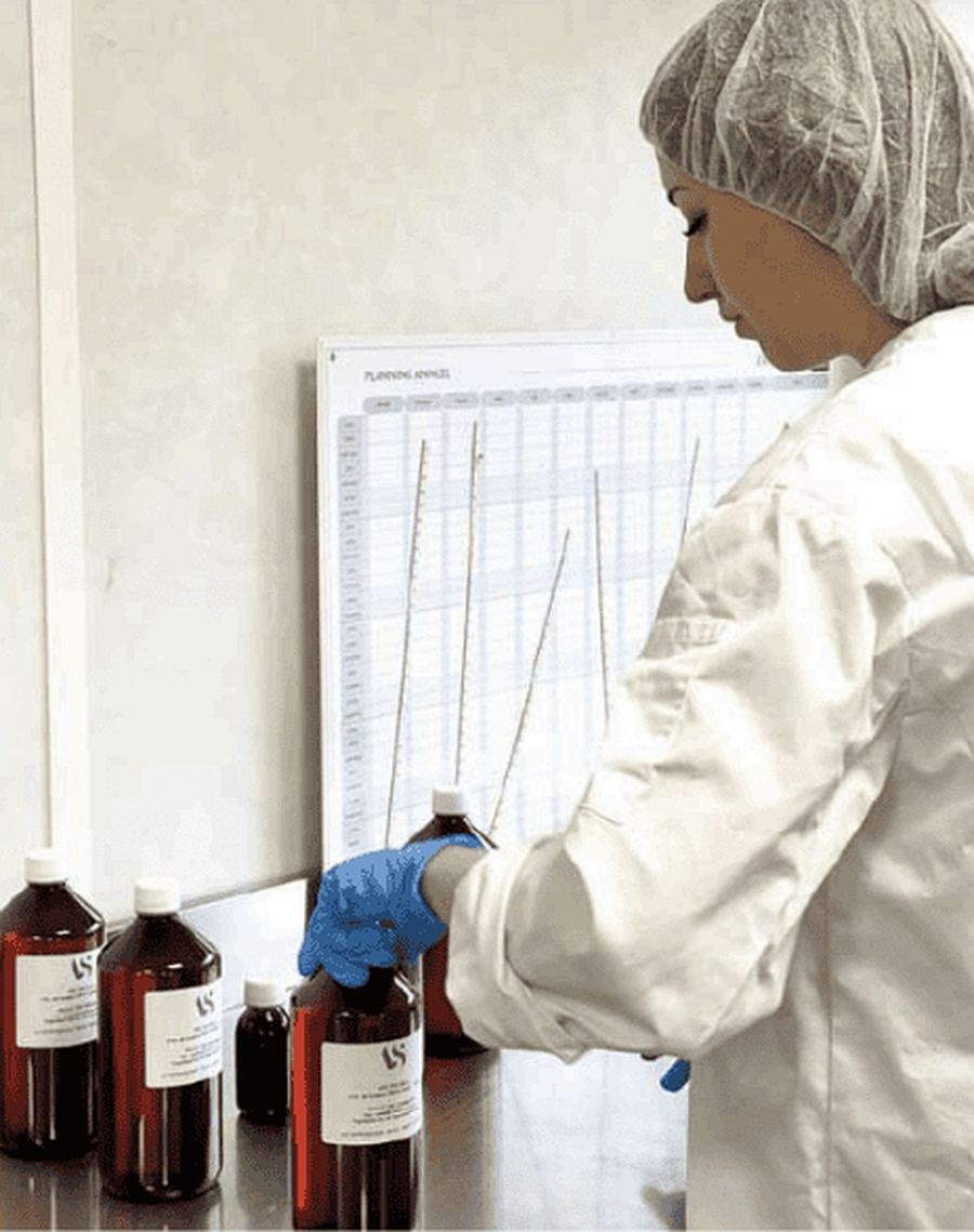 Remplissage de flacons d'huile au laboratoire Closmetia, à Canéjan.